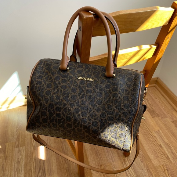 SIGNATURE CHAINED BARREL LEATHER SATCHEL IN BRN KHK/LUGGAGE/GOLD - Picture 5 of 11